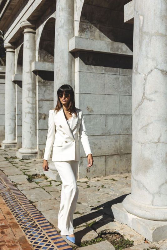 Veste blanc structuré ANAE, détail de boutonnière sophistiqué pour une touche de luxe.