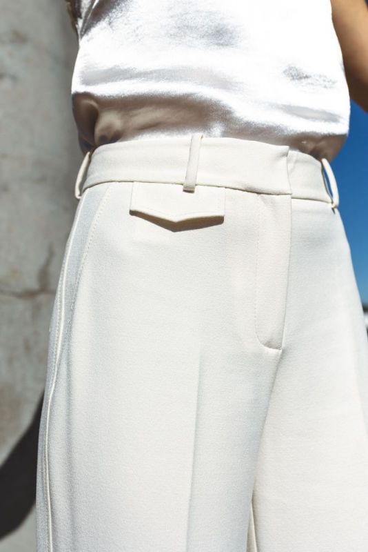 Détail du PANTALON ERWIN en blanc de la collection Checks, mettant en avant le design subtil et la qualité du tissu.