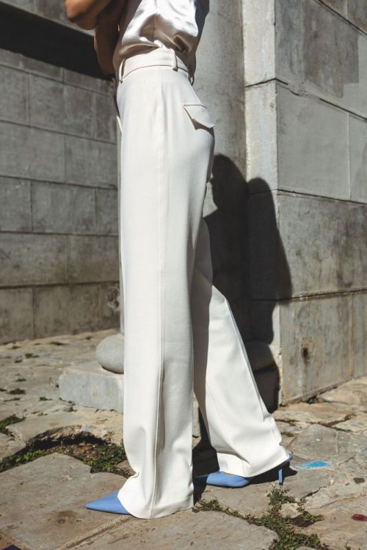 Élégant PANTALON ERWIN de la collection Checks, en blanc, idéal pour un look professionnel ou décontracté.