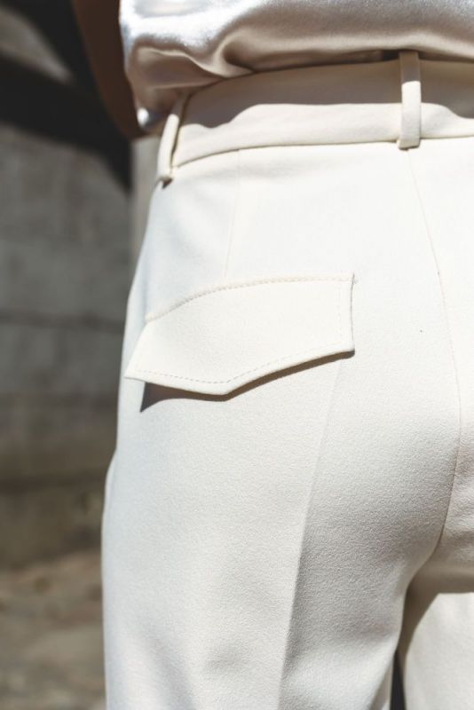 Détail du PANTALON ERWIN en blanc de la collection Checks, mettant en avant le design subtil et la qualité du tissu.