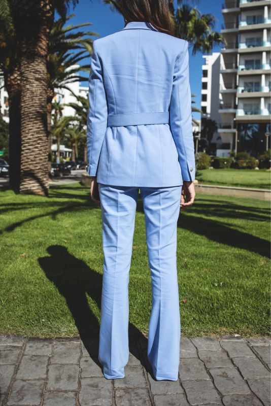 Élégante VESTE ANDREW de la collection Checks, en bleu ciel, parfaite pour un style sophistiqué et contemporain.