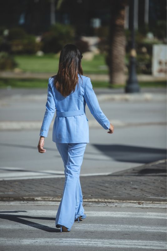 Pantalon à carreaux ANDREW en bleu ciel, apportant une touche de couleur vive à la mode féminine.
