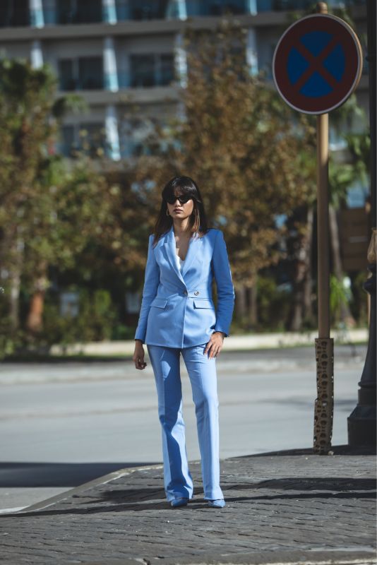 Pantalon à carreaux ANDREW en bleu ciel, apportant une touche de couleur vive à la mode féminine.