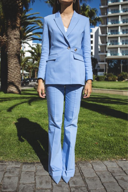 Élégant PANTALON ANDREW de la collection Checks, en bleu ciel, idéal pour un look sophistiqué et unique.