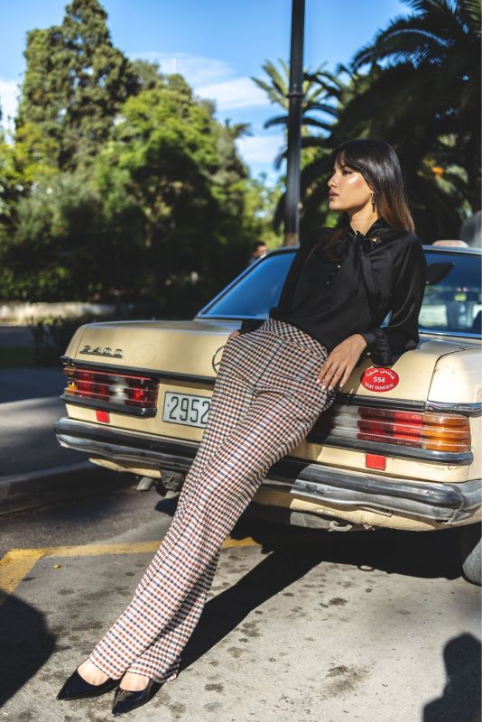 Pantalon à carreaux YOGI de la Checks Collection, alliant confort et élégance pour un look chic.