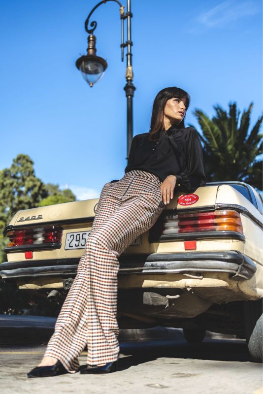 Pantalon à carreaux YOGI de la Checks Collection, alliant confort et élégance pour un look chic.