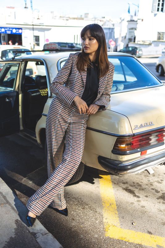 Élégant PANTALON YOGI à carreaux de la Checks Collection, idéal pour une tenue professionnelle ou décontractée.