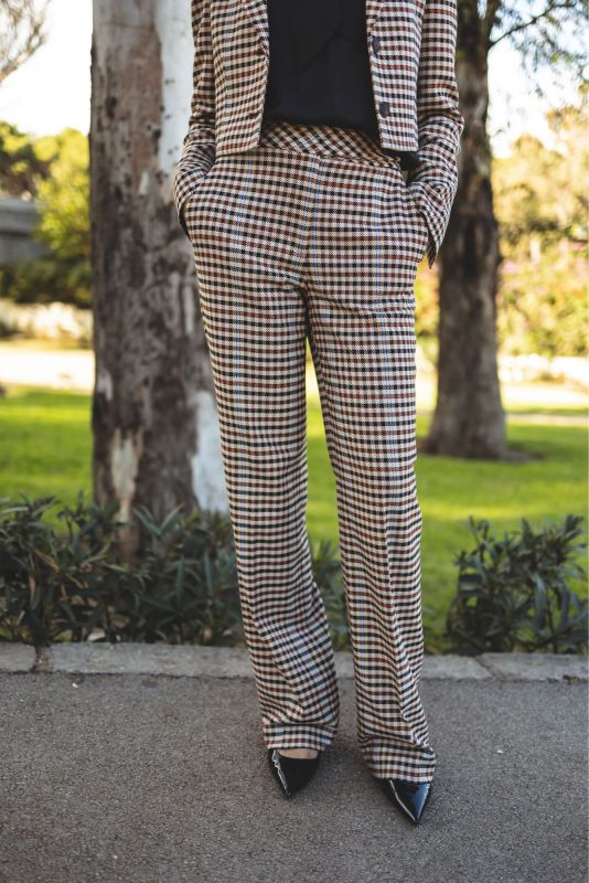 Élégant PANTALON YOGI à carreaux de la Checks Collection, idéal pour une tenue professionnelle ou décontractée.
