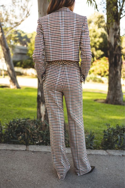 Détail du motif à carreaux sur le PANTALON YOGI, mettant en avant le design sophistiqué et la qualité.