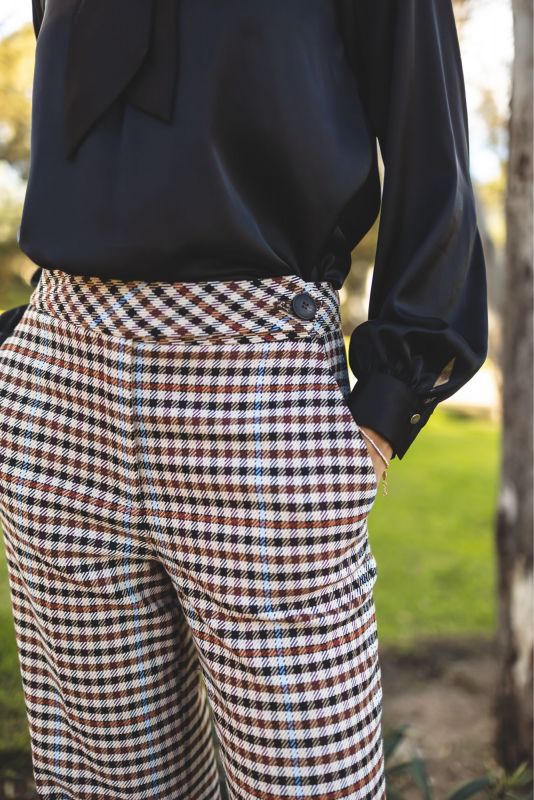 Détail du motif à carreaux sur le PANTALON YOGI, mettant en avant le design sophistiqué et la qualité.