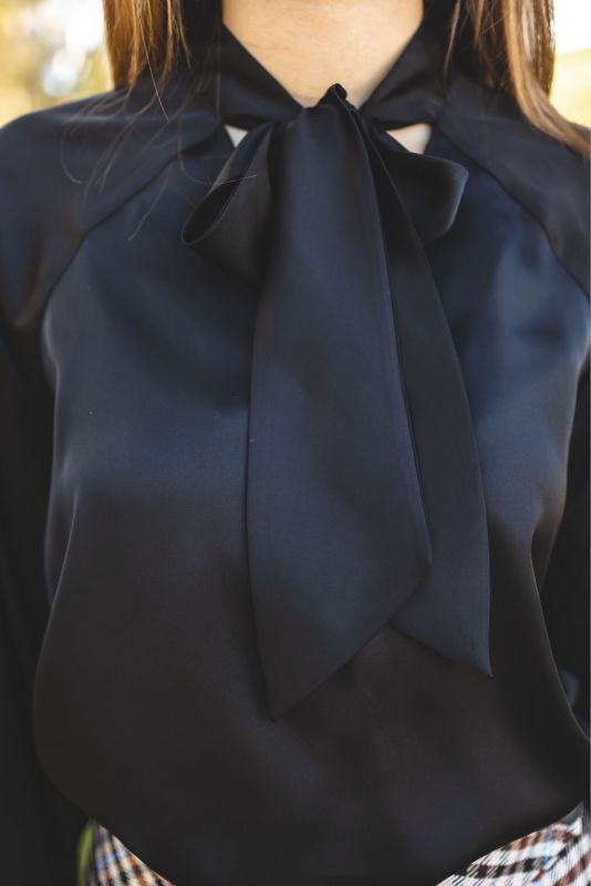 Blouse noire GRAY de Basic 23, un classique indispensable pour une garde-robe féminine moderne.