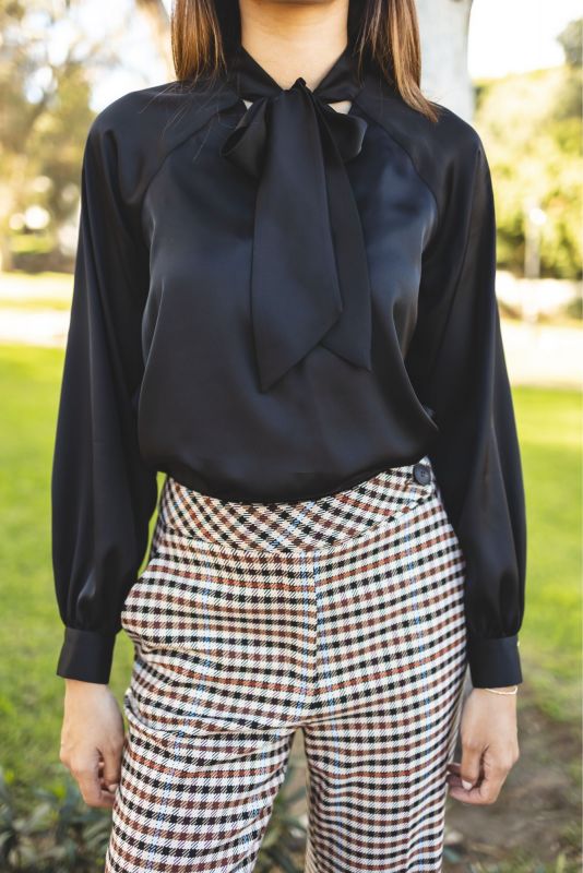 Élégance simple avec la BLOUSE GRAY en noir de la collection Basic 23, idéale pour toute occasion.
