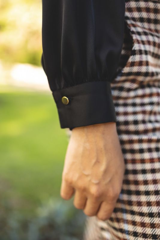 BLOUSE GRAY noire de Basic 23, combinant confort et style pour un look quotidien chic.