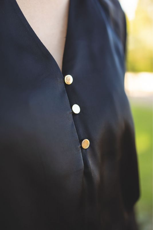 BLOUSE GRAY noire de Basic 23, combinant confort et style pour un look quotidien chic.