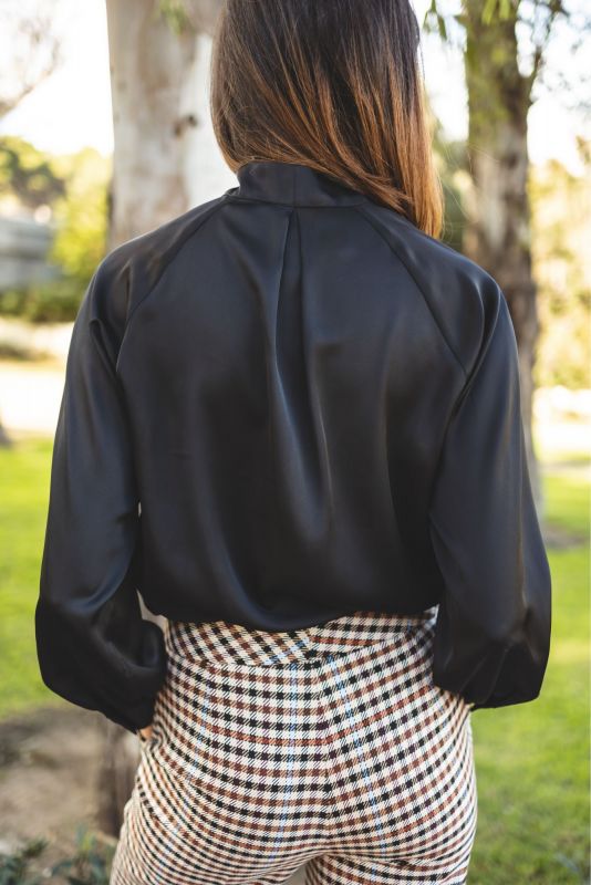 Élégance simple avec la BLOUSE GRAY en noir de la collection Basic 23, idéale pour toute occasion.
