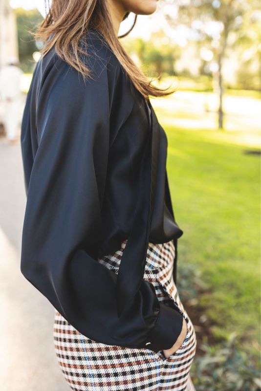 BLOUSE GRAY pour femme de la collection Basic 23 en blanc, élégance intemporelle pour un style polyvalent.