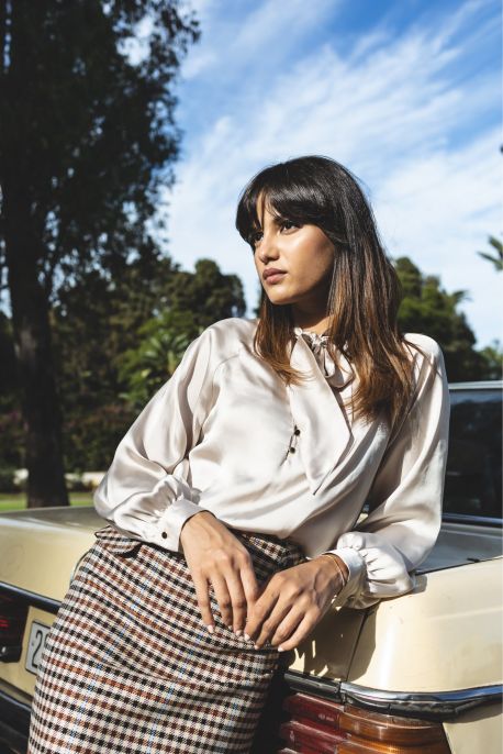 BLOUSE GRAY pour femme de la collection Basic 23 en blanc, élégance intemporelle pour un style polyvalent.