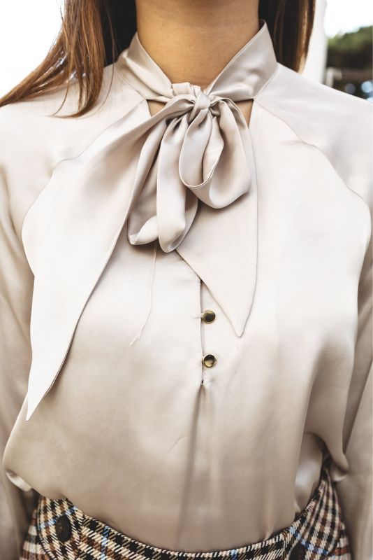 La BLOUSE GRAY en blanc de la collection Basic 23, parfaite pour un look épuré et sophistiqué.