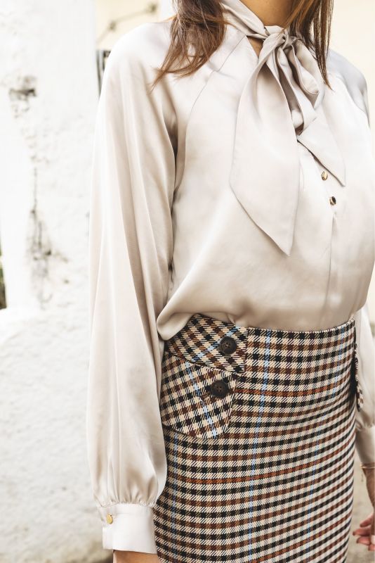 La BLOUSE GRAY en blanc de la collection Basic 23, parfaite pour un look épuré et sophistiqué.