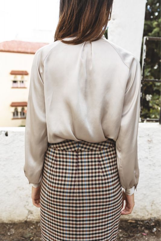 BLOUSE GRAY blanche de Basic 23, alliant simplicité et élégance pour un style quotidien raffiné.