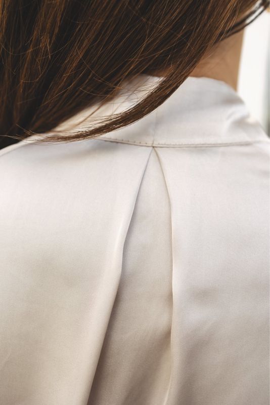 BLOUSE GRAY blanche de Basic 23, alliant simplicité et élégance pour un style quotidien raffiné.