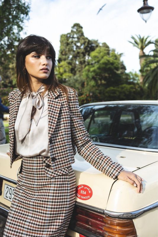 Veste YOGI pour femme avec motif à carreaux, mélangeant élégance classique et design moderne.