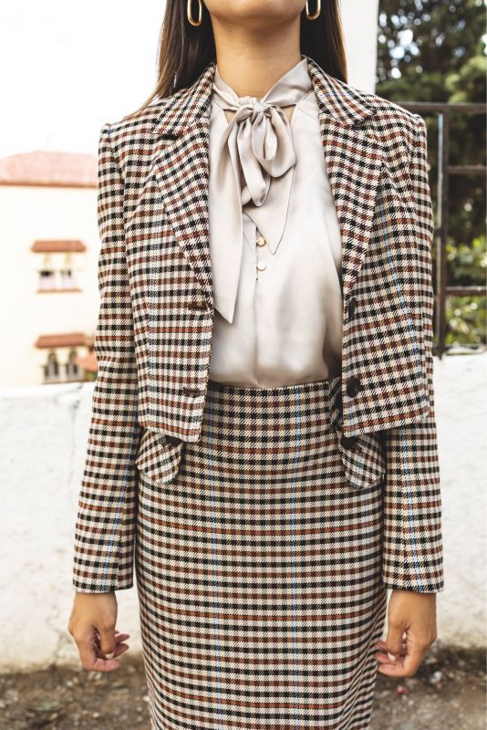 Veste à carreaux YOGI, parfaite pour ajouter une touche sophistiquée à toute tenue féminine.