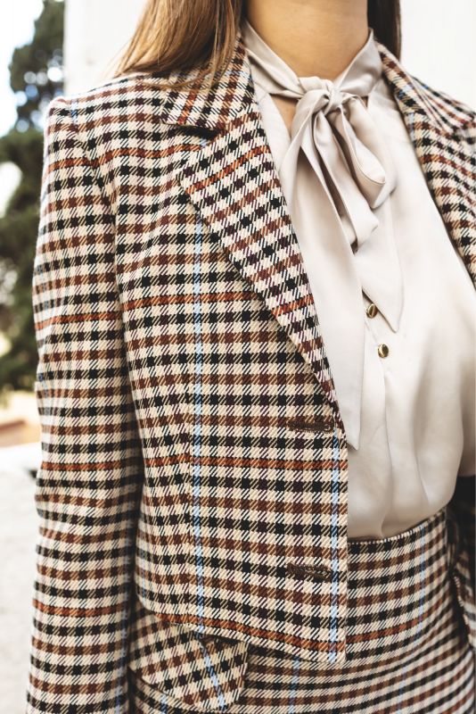 Élégante Veste YOGI à carreaux, idéale pour un style chic et contemporain.