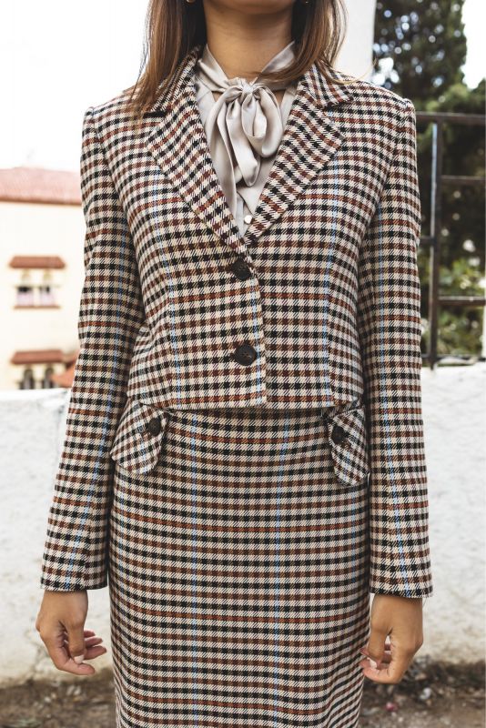 Élégante Veste YOGI à carreaux, idéale pour un style chic et contemporain.