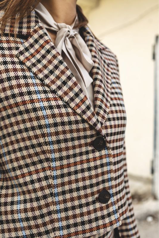 Élégante Veste YOGI à carreaux, idéale pour un style chic et contemporain.