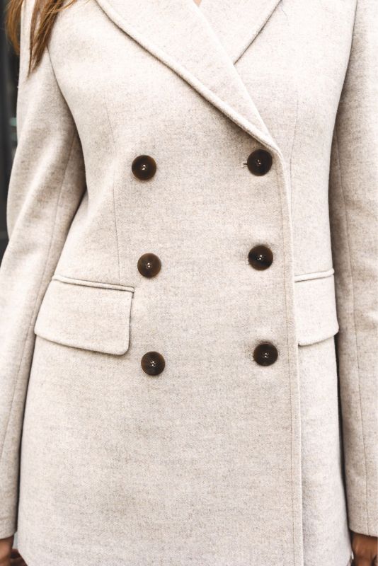 Manteau professionnel LILLE pour femmes d'Anae Morocco, qualité et design chic en beige.