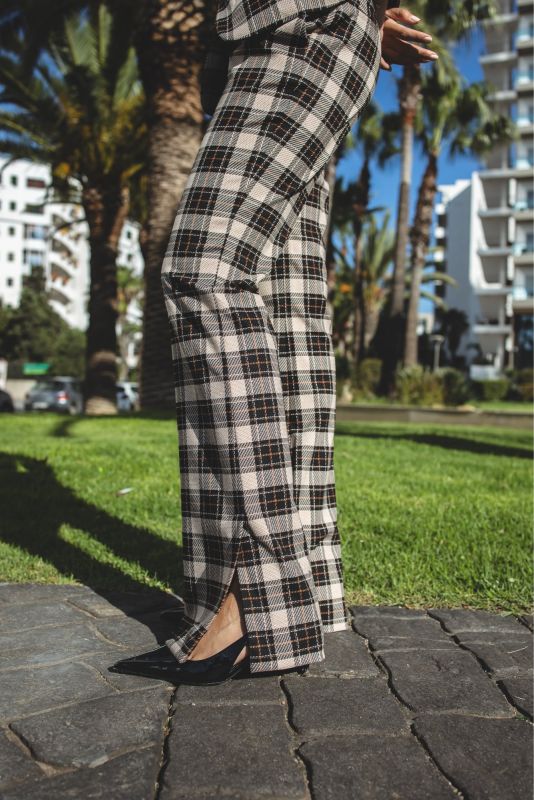 Détail du motif à carreaux sur le PANTALON RALPH, combinant style classique et confort moderne.