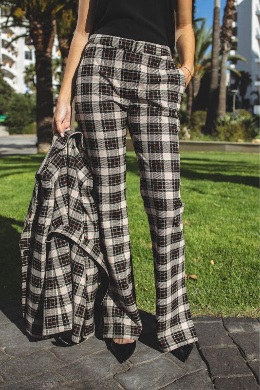 Détail du motif à carreaux sur le PANTALON RALPH, combinant style classique et confort moderne.