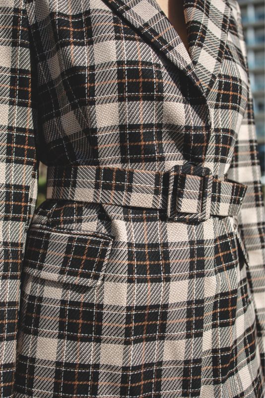 Détail du design à carreaux sur la VESTE RALPH, mettant en lumière l'élégance et la qualité du tissu.