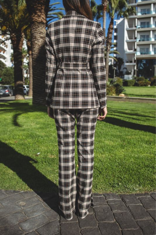Détail du design à carreaux sur la VESTE RALPH, mettant en lumière l'élégance et la qualité du tissu.