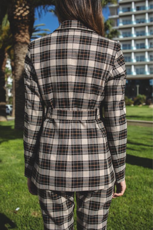Détail du design à carreaux sur la VESTE RALPH, mettant en lumière l'élégance et la qualité du tissu.