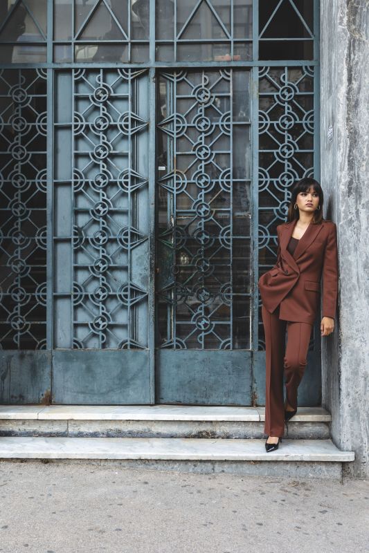 Le pantalon Harold de la collection Checks par ANAE, capturé dans un cadre urbain, reflétant un style citadin.