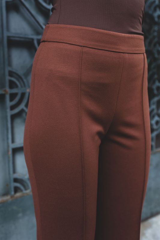 Le pantalon Harold de la collection Checks par ANAE, capturé dans un cadre urbain, reflétant un style citadin.