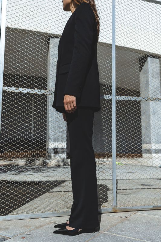 Tenue de mode femme ANAE MOROCCO, pantalon AARON noir classique.