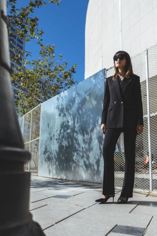 Pantalon habillé AARON, tendance mode pour femme, couleur noire intemporelle.