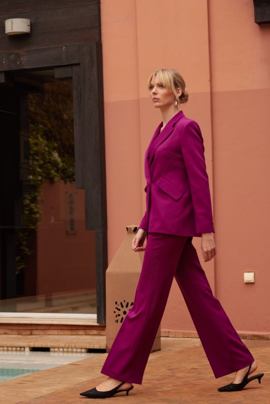 Le pantalon Darren fuchsia de ANAE, collection Fiesta 24, capture une mode féminine et contemporaine.
