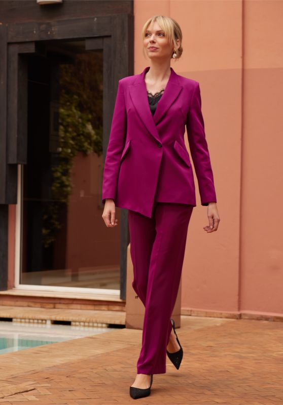 Le pantalon Darren fuchsia de ANAE, collection Fiesta 24, capture une mode féminine et contemporaine.