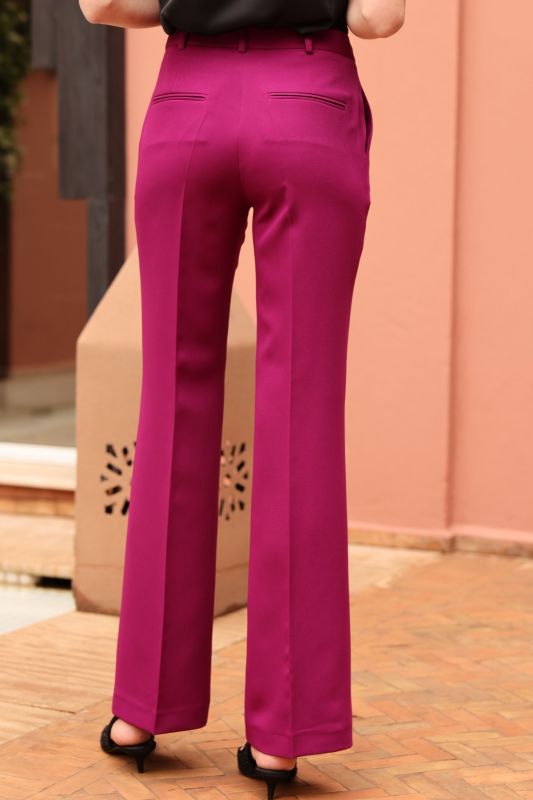 ue de dos du pantalon Darren fuchsia, collection Fiesta 24 d'ANAE, soulignant une coupe impeccable.