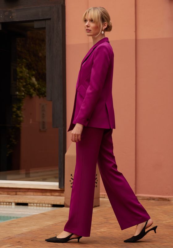 Le pantalon Darren fuchsia de ANAE, collection Fiesta 24, capture une mode féminine et contemporaine.