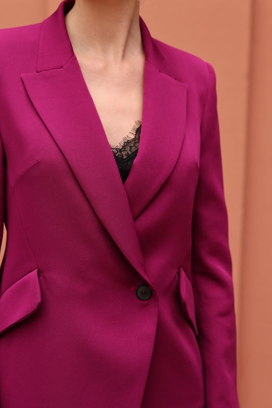 Vue rapprochée sur la veste Darren fuchsia, détail en dentelle noire, collection Fiesta 24 ANAE.