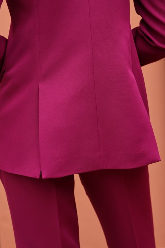 Silhouette ANAE moderne, veste Darren fuchsia et pantalon assorti, collection Fiesta 24, style urbain chic.