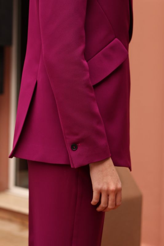 Silhouette ANAE moderne, veste Darren fuchsia et pantalon assorti, collection Fiesta 24, style urbain chic.