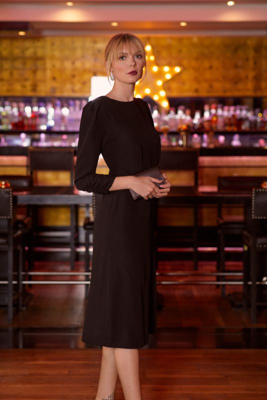 ROBE MARISSA, sobriété et classe ANAE FIESTA 24, capturée dans une ambiance bar somptueuse.
