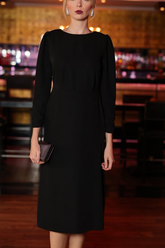 ROBE MARISSA d'ANAE, élégance noire sobre avec une touche de couleur rose des talons, collection FIESTA 24.