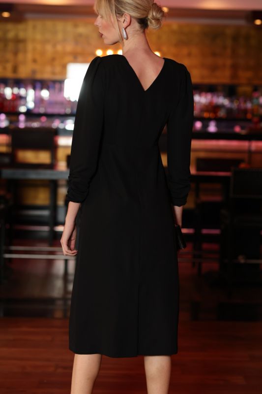 ROBE MARISSA d'ANAE, élégance noire sobre avec une touche de couleur rose des talons, collection FIESTA 24.